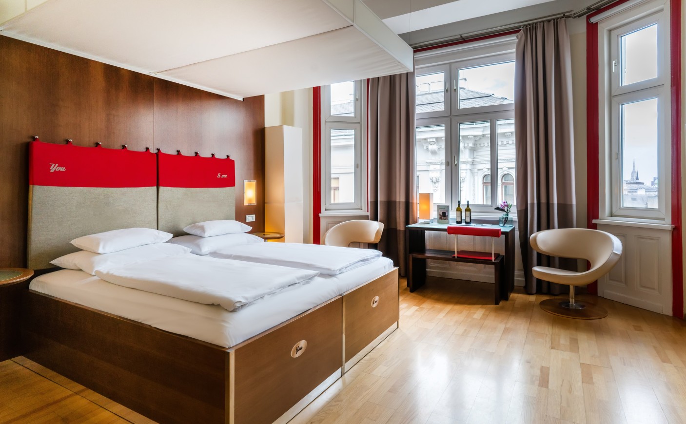 Standard Double Room at Hotel Rathaus Vienna with a spacious living area and modern ambience