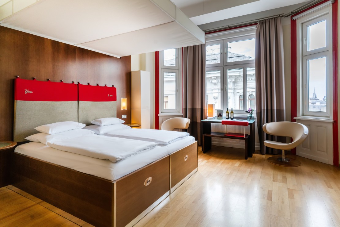 Standard Double Room at Hotel Rathaus Vienna with a spacious living area and modern ambience