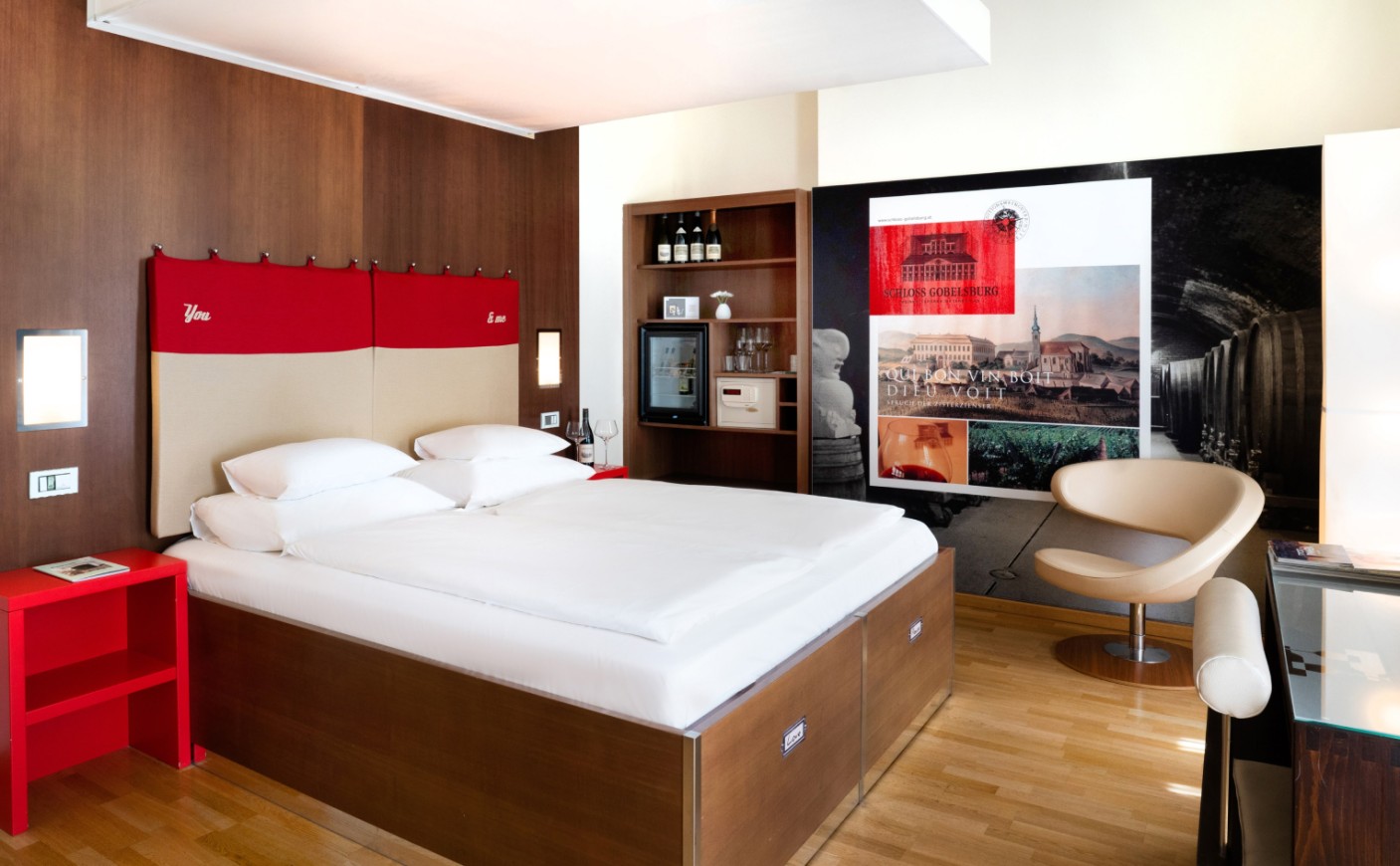 Doppelzimmer Standard im Hotel Rathaus Wien mit gro&szlig;z&uuml;gigem Wohnbereich und modernem Ambiente