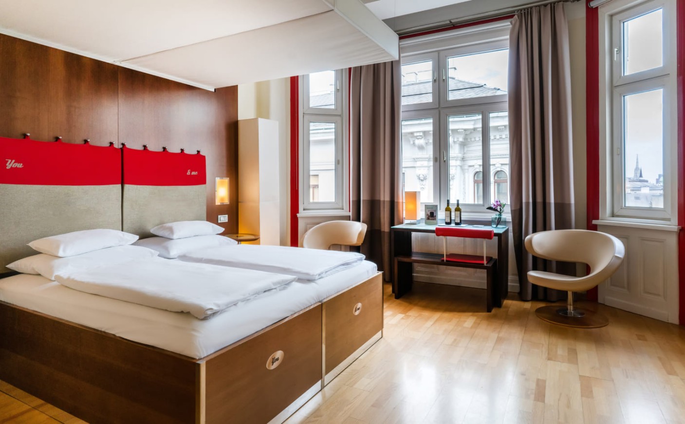 Doppelzimmer Superior mit gro&szlig;z&uuml;gigem Doppelbett und Blick &uuml;ber Wien