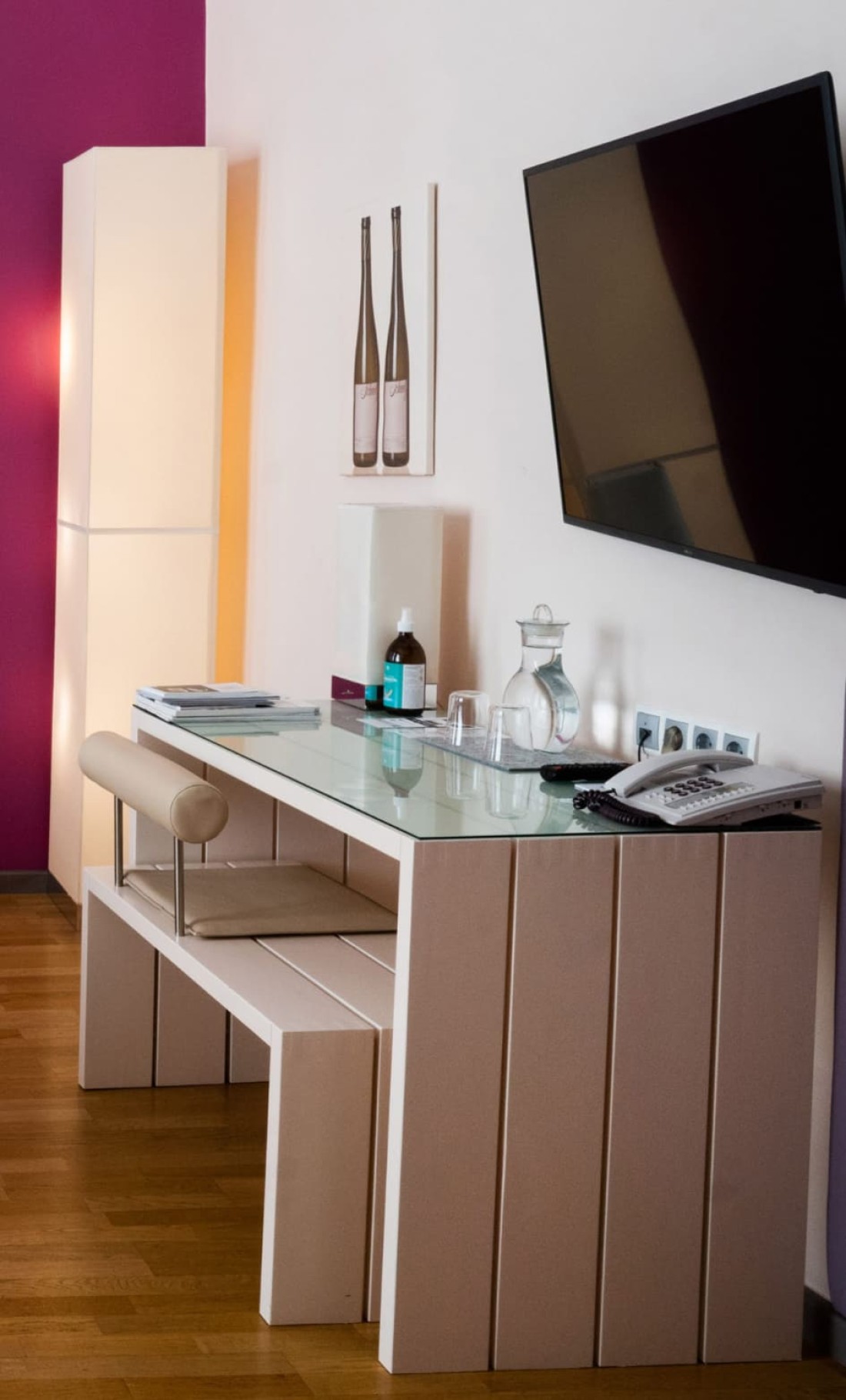 Schreibtisch mit TV und Minibar im Familienzimmer des Hotel Rathaus Wien