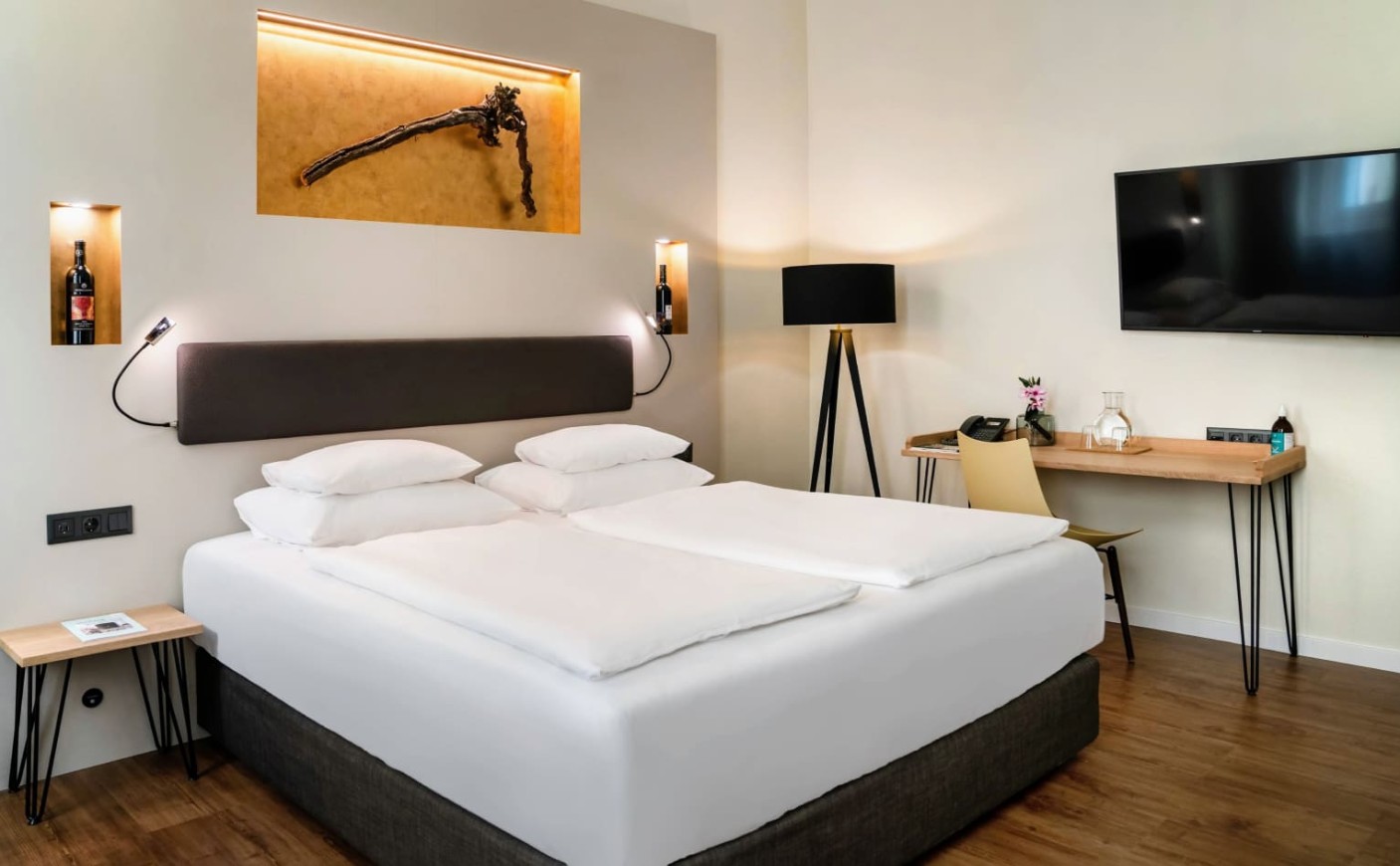 Ankommen im Familienzimmer &ndash; helles Ambiente und komfortables Doppelbett