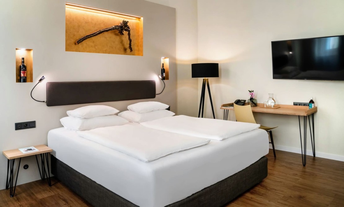Ankommen im Familienzimmer &ndash; helles Ambiente und komfortables Doppelbett