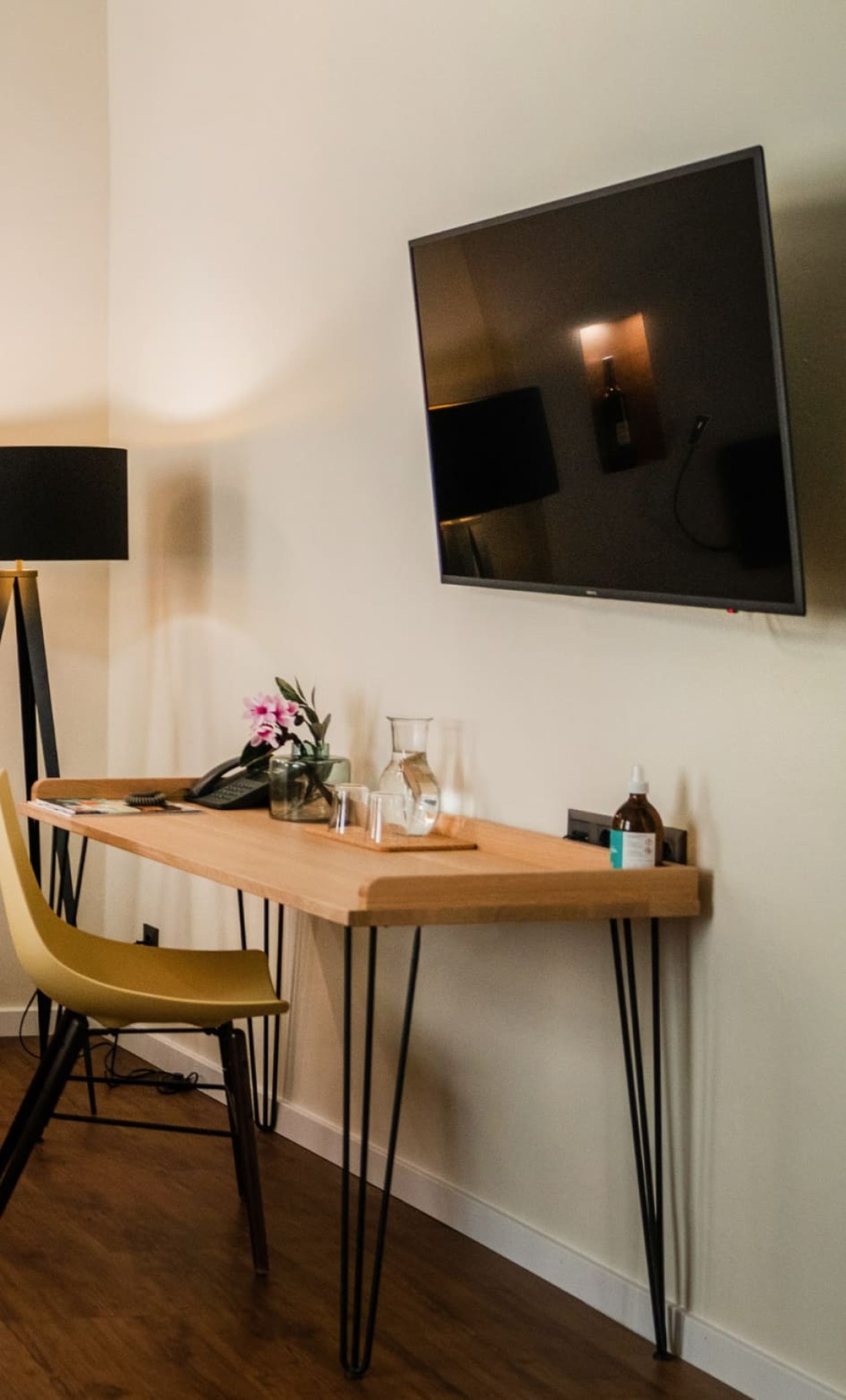 Schreibtisch und TV-Bereich im Familienzimmer