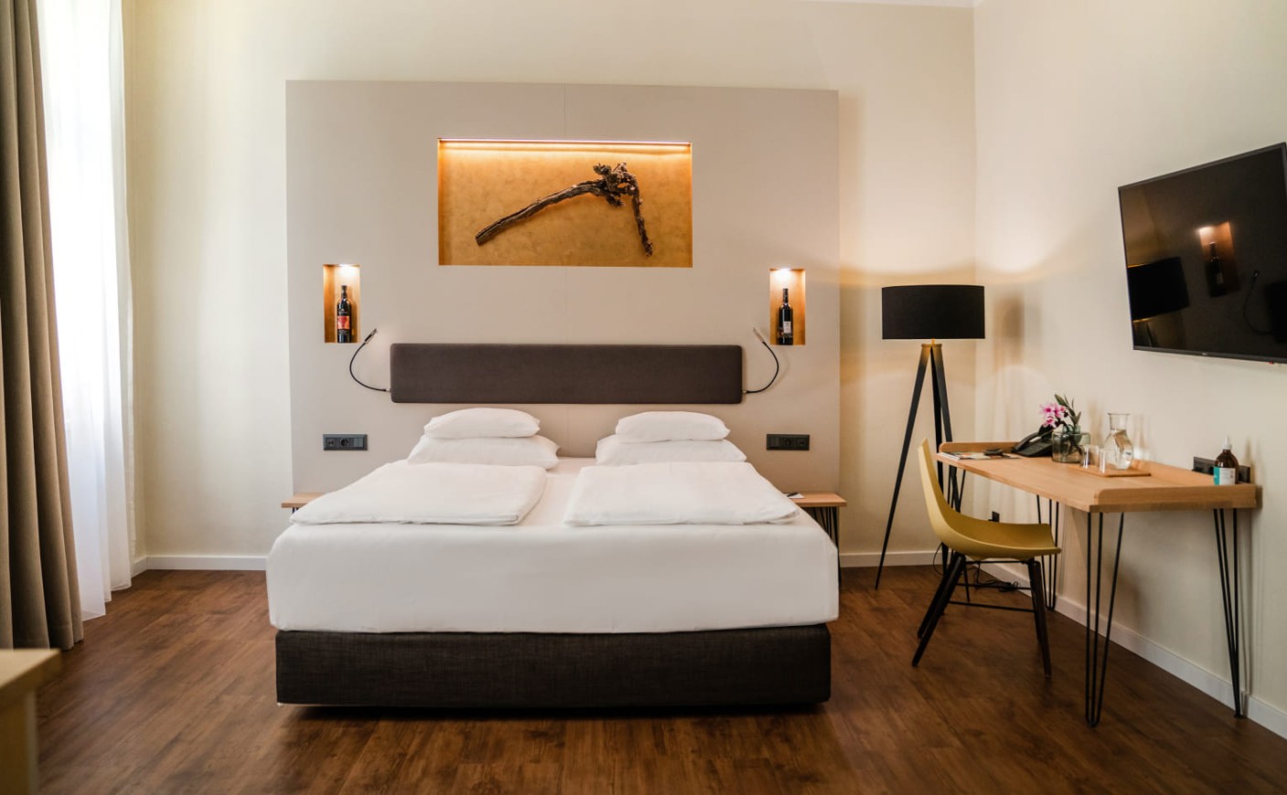 Gro&szlig;z&uuml;giges Familienzimmer mit gem&uuml;tlichem Doppelbett und freundlicher Atmosph&auml;re in der Wiener Josefstadt