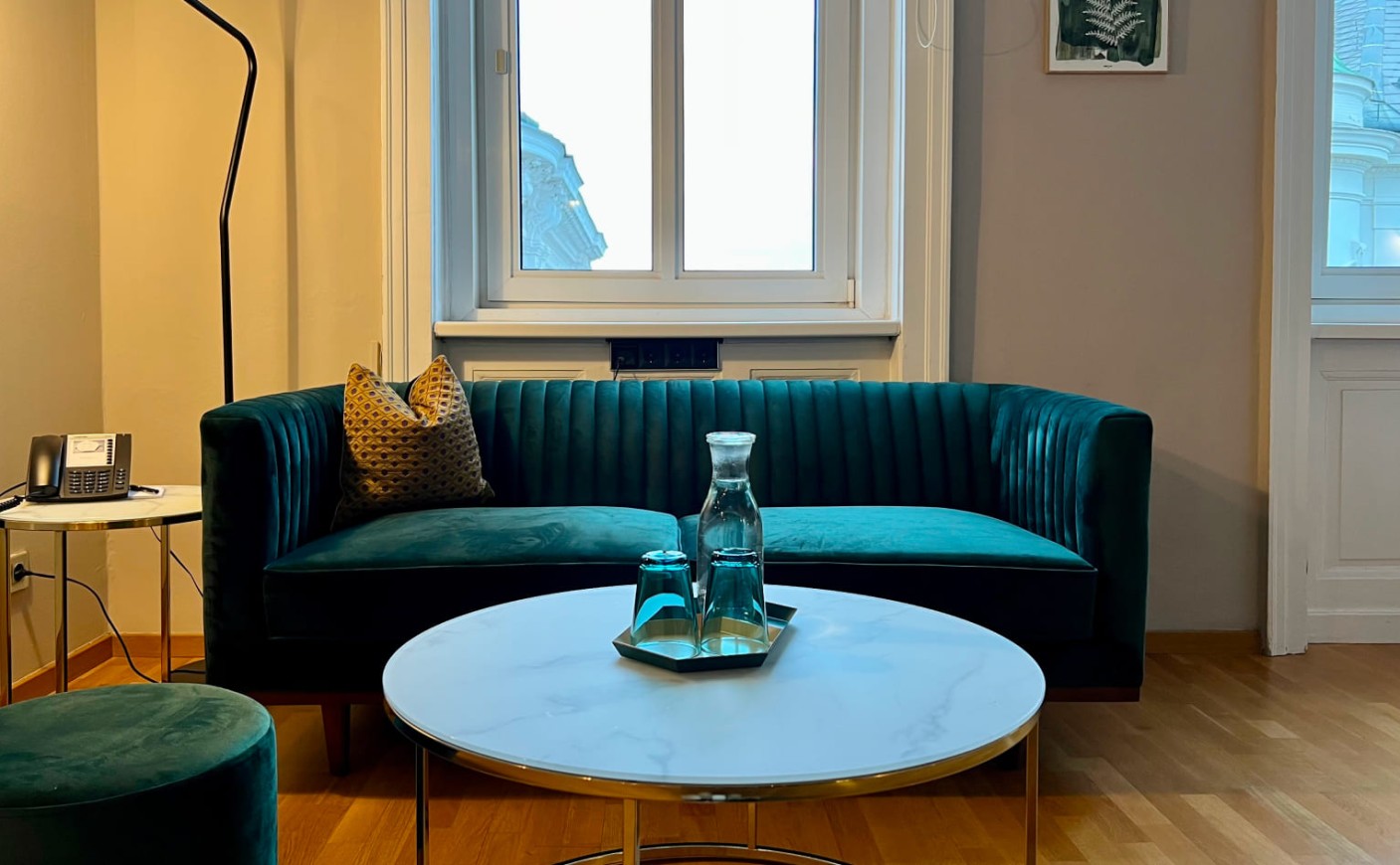 Gem&uuml;tliche Sitzecke mit Sofa und Tageslicht in der Junior Suite