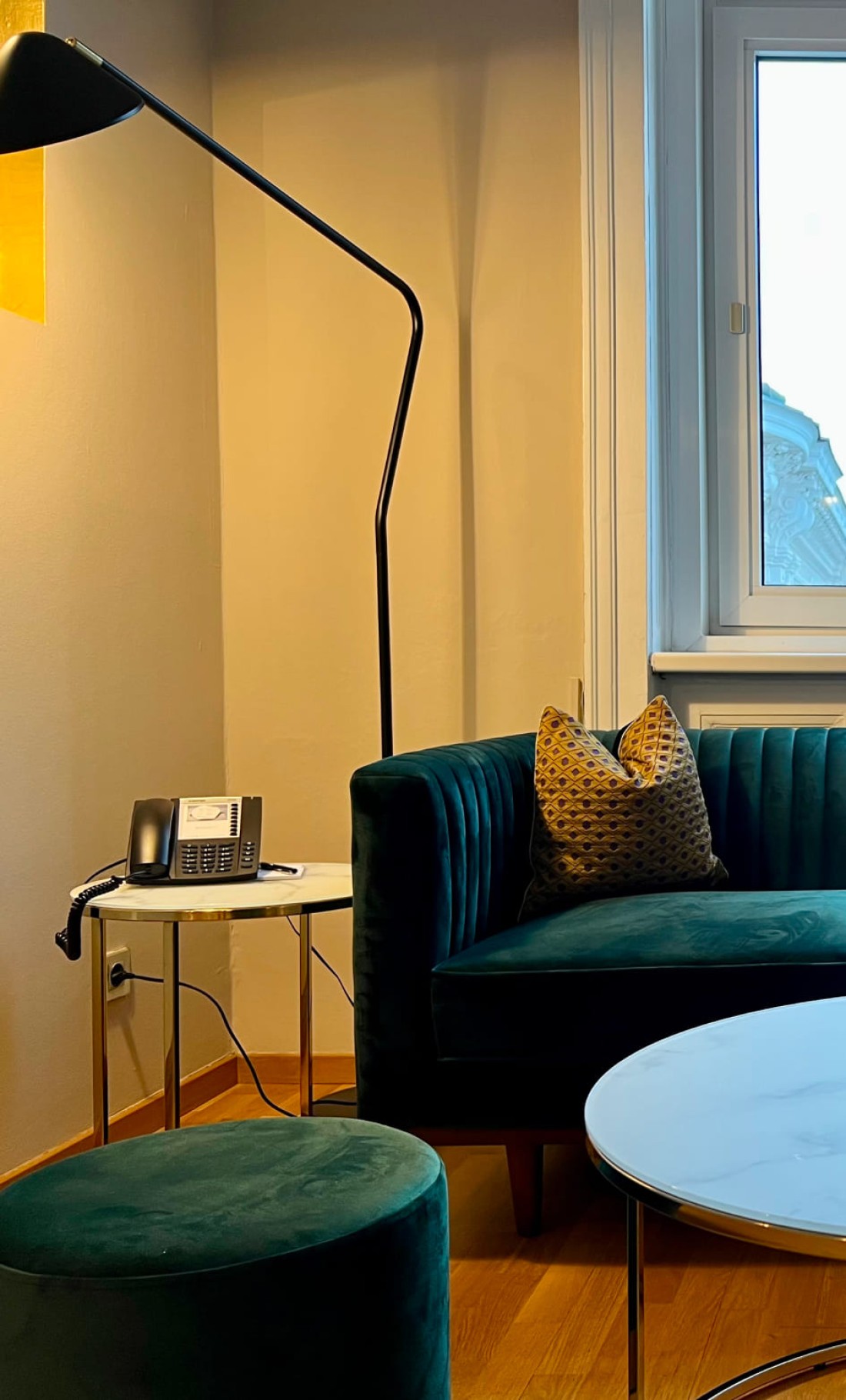 Gem&uuml;tliche Sitzecke mit Sofa und Designleuchte in der Junior Suite