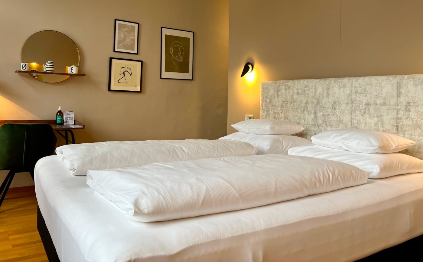 Doppelbett und wohnliches Ambiente in der Junior Suite des Hotel Rathaus Wien