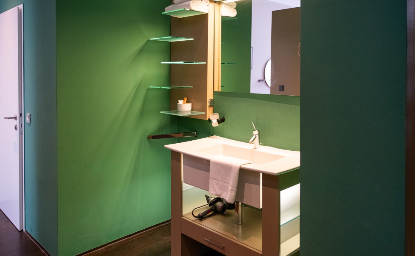 Detailfoto des modernen Badezimmerbereichs in der Junior Suite