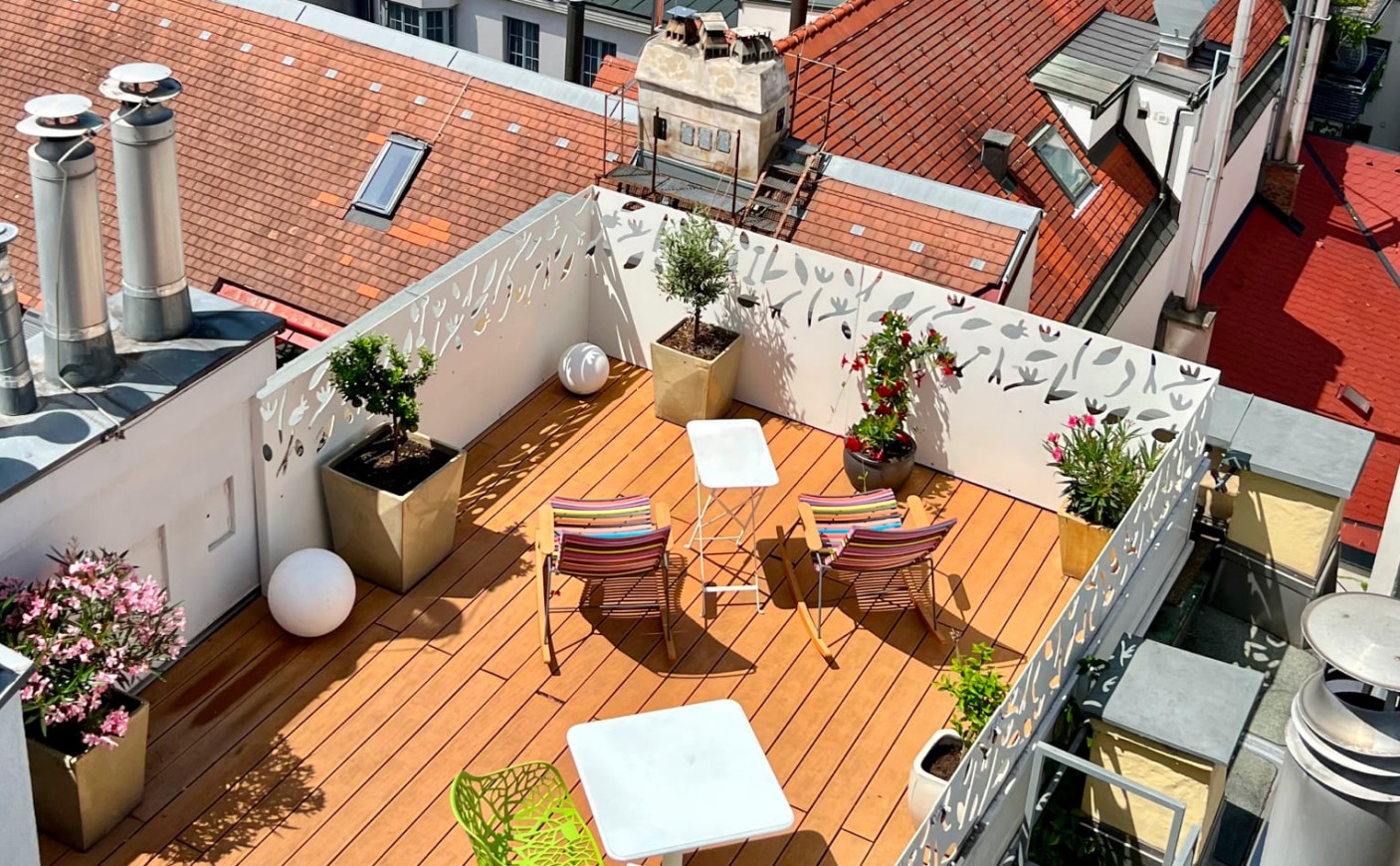 Dachterrasse der Penthouse-Atelier Suite mit Blick &uuml;ber die D&auml;cher Wiens