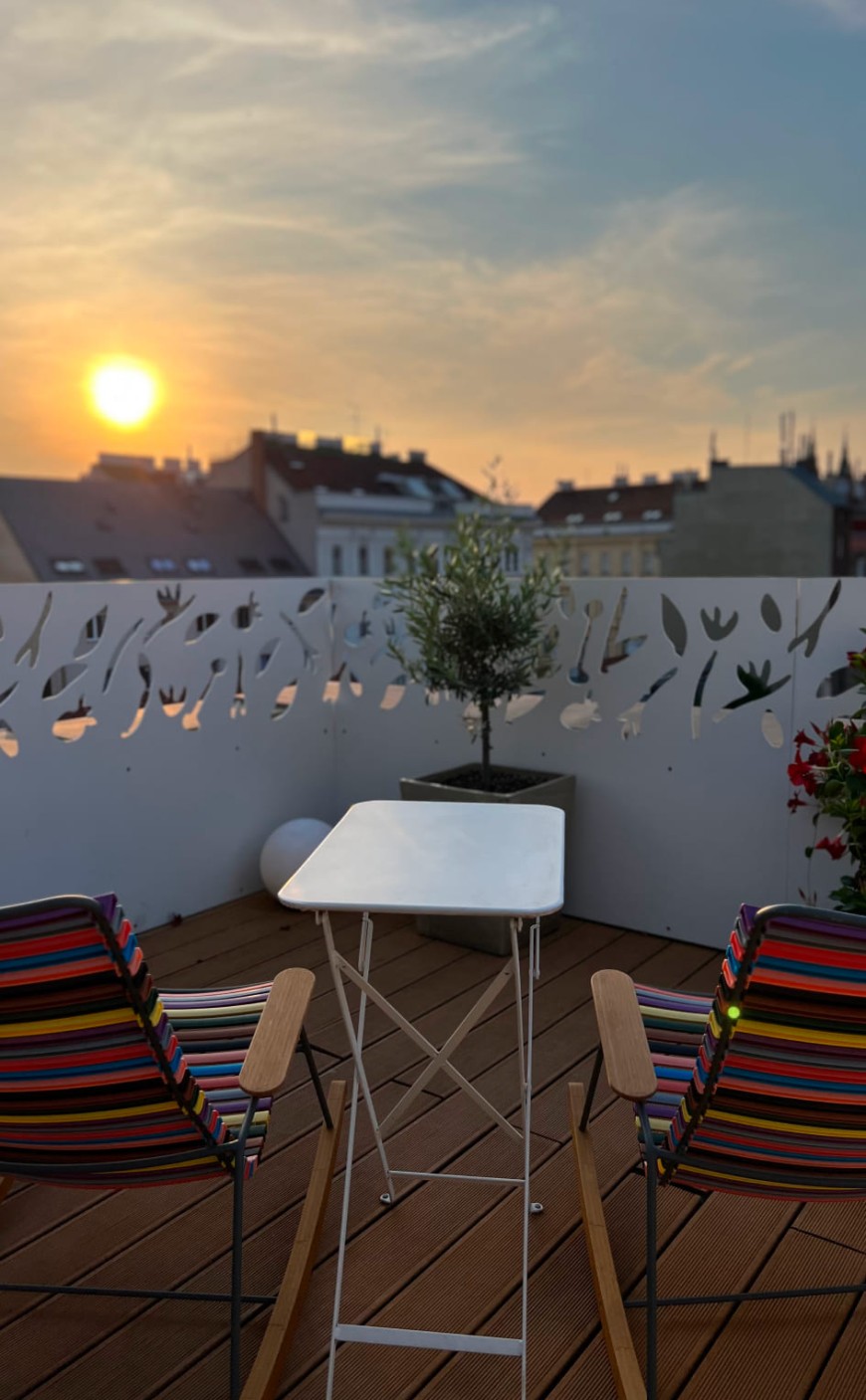 Sonnenuntergang auf der Dachterrasse der Penthouse-Atelier Suite