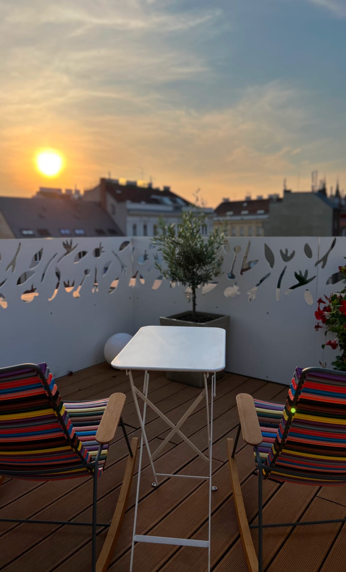 Sonnenuntergang auf der Dachterrasse der Penthouse-Atelier Suite