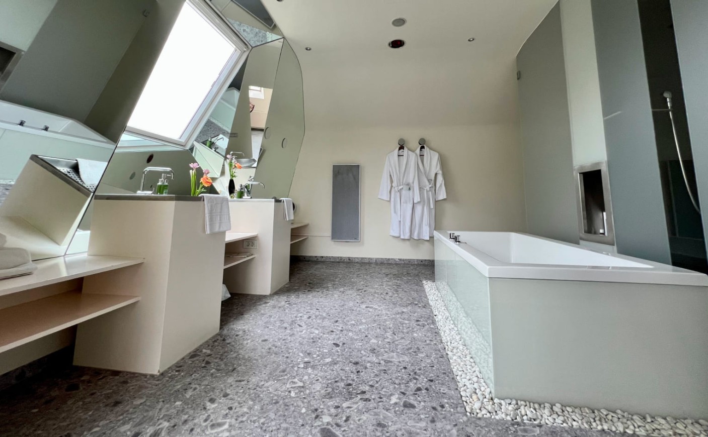Badezimmer mit Badewanne und Dachfenstern im Hotel Rathaus