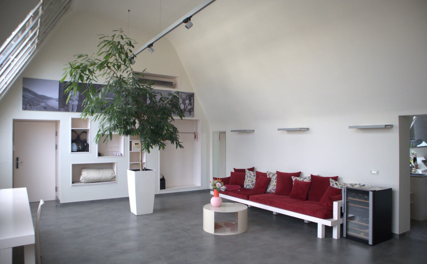 Penthouse-Atelier Suite &ndash; stilvolle Sitzecke und lichtdurchflutetes Ambiente